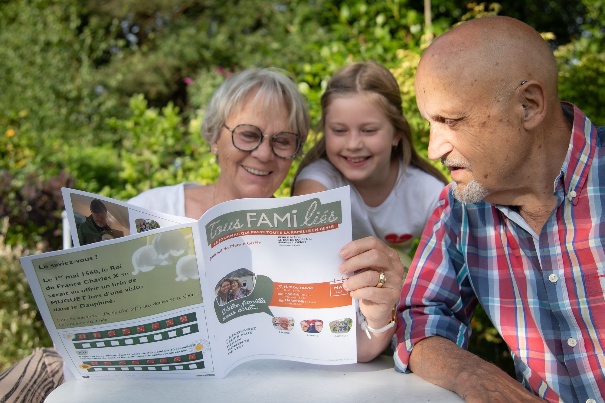 lecture du journal des résidents de l'ehpad avec les petits-enfants