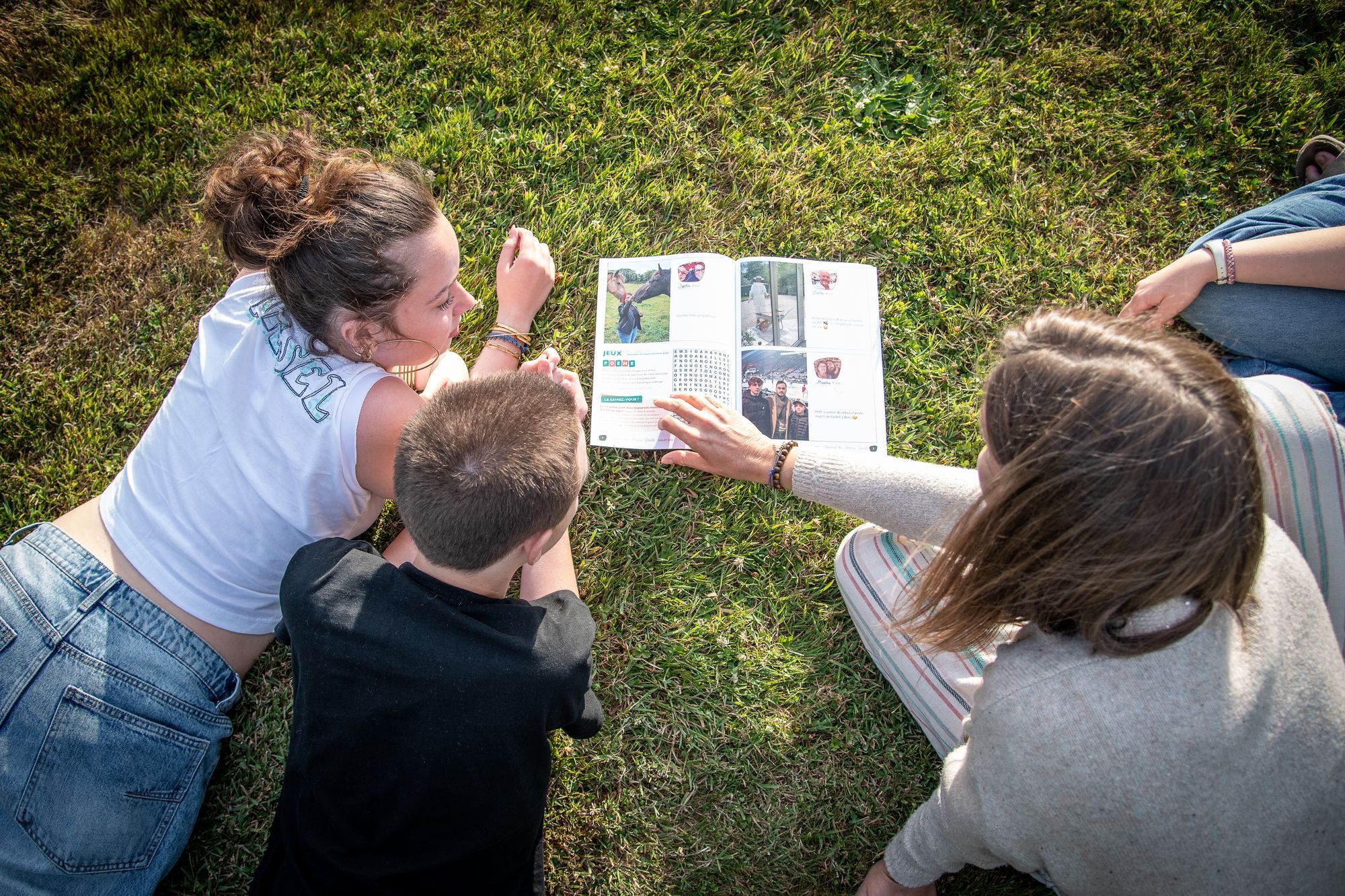 arrière-petits-enfants qui lisent le journal de l'ehpad de leur proche résident