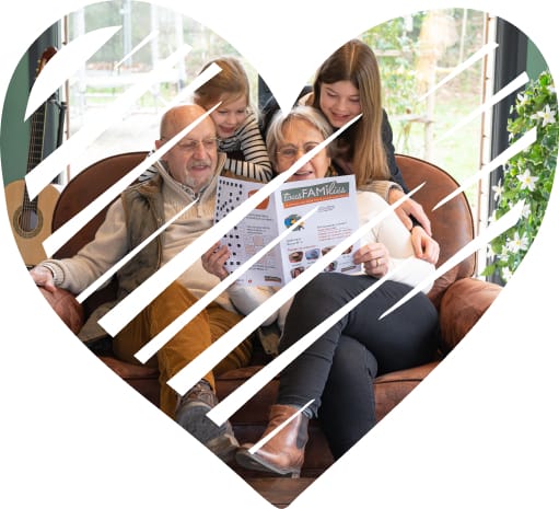 Famille réunie autour du journal Tous FAMiliés
